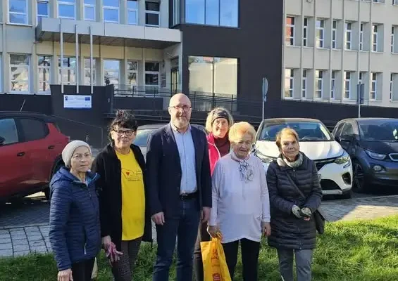 Żonkile przed ostrowskim ratuszem – akcja „Pola Nadziei” w Ostrowie Wielkopolskim