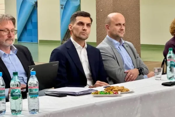 Ostrów Wielkopolski: spotkanie władz miasta z mieszkańcami Osiedla Jana Pawła II