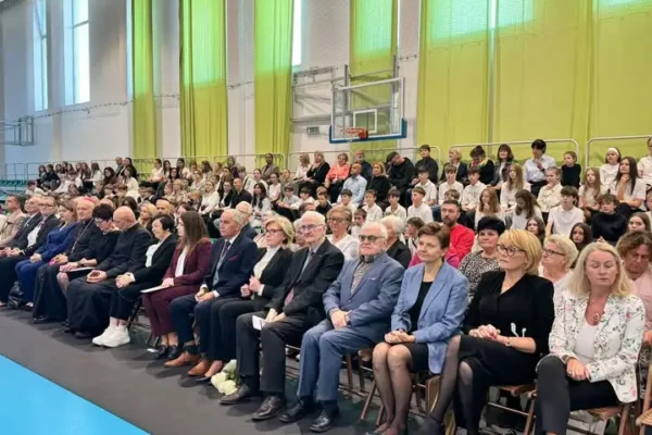 Szkoła Podstawowa nr 9 w Ostrowie Wielkopolskim świętuje 25-lecie nadania imienia Jana Pawła II