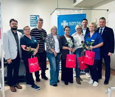Trzynastu fizjoterapeutów z ostrowskiego szpitala z odznaczeniami Krajowej Izby Fizjoterapeutów
