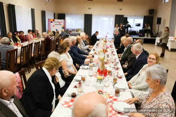 Dzień Seniora w Biniewie: sentymentalna podróż do PRL-u i praktyczne upominki