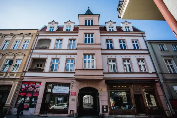 Wrocławska 18: dom dwóch niezwykłych sióstr – pisarki i pionierki jogi