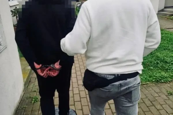 Ostrów Wielkopolski: ukradł telefon przy bankomacie, zmienił PIN i wyczyścił konto na ponad 8 tys. zł