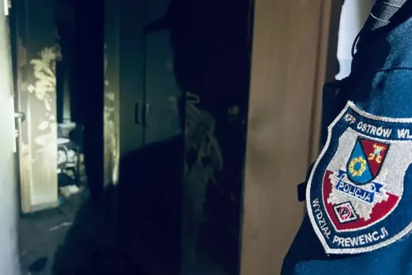 Pożar mieszkania w Ostrowie Wielkopolskim: policjanci i strażacy ewakuowali troje seniorów
