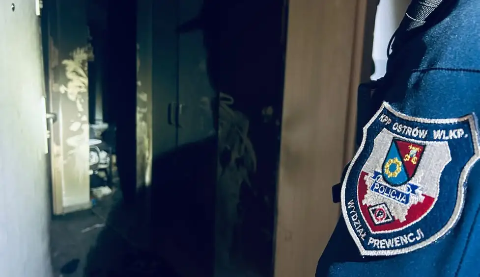 Pożar mieszkania w Ostrowie Wielkopolskim: policjanci i strażacy ewakuowali troje seniorów