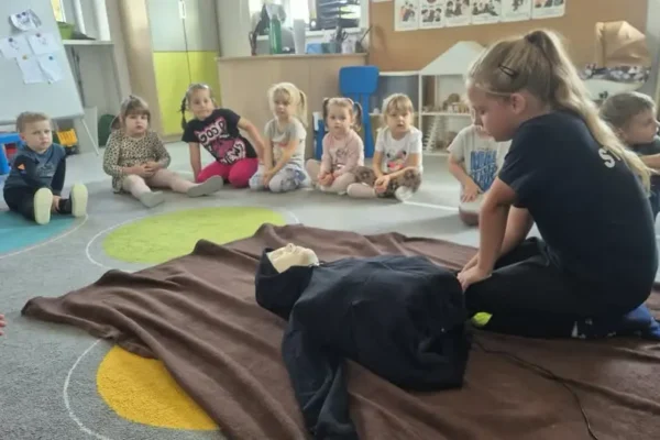 Iga Łuczak z Sobótki uczyła przedszkolaki pierwszej pomocy