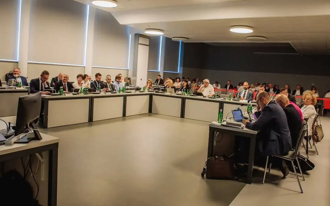 Nadzwyczajna sesja Rady Miejskiej w Ostrowie Wielkopolskim 2 listopada – kluczowe decyzje dla bezdomnych i profilaktyki