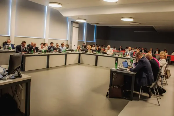 Nadzwyczajna sesja Rady Miejskiej w Ostrowie Wielkopolskim 2 listopada – kluczowe decyzje dla bezdomnych i profilaktyki