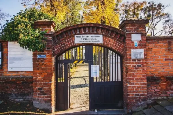 Dzień Zaduszny na Starym Cmentarzu w Ostrowie Wielkopolskim – kwesta na ratowanie zabytkowej nekropolii